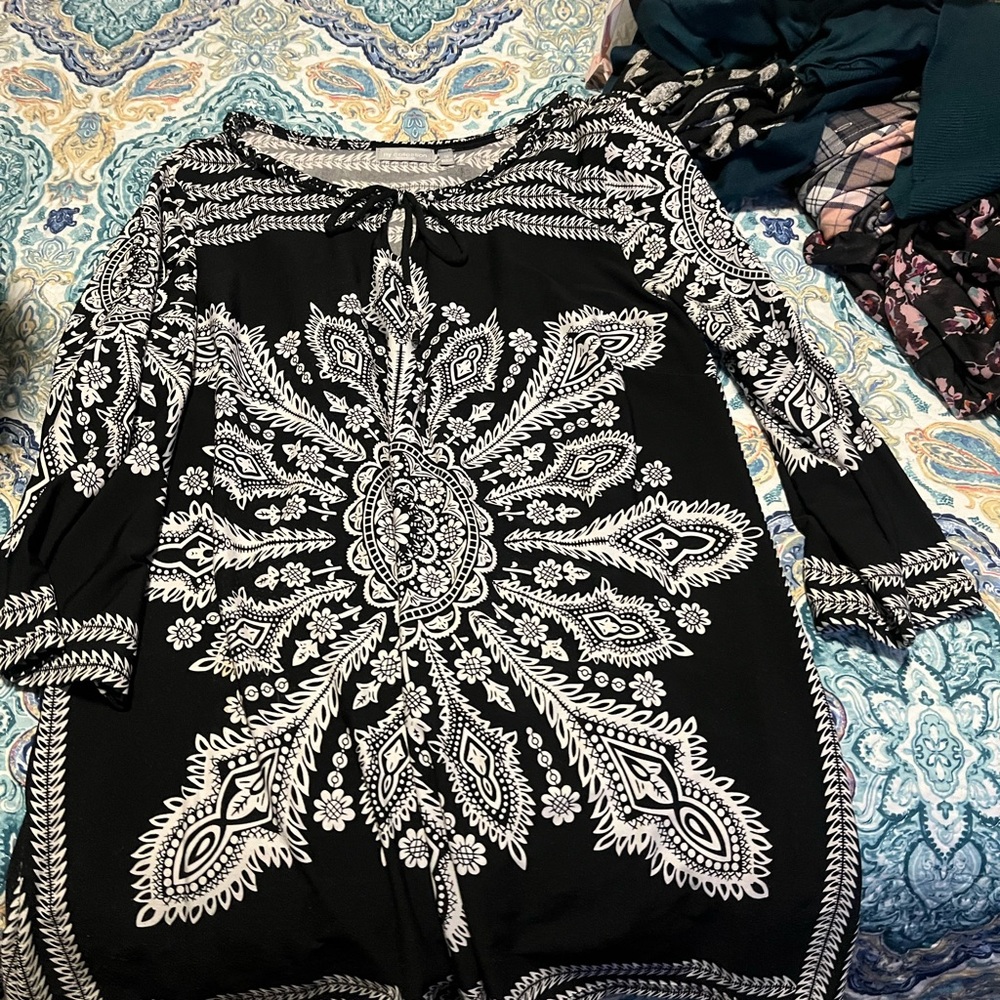 JM Collection Black and White Geometric Top